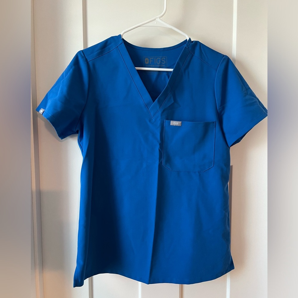Figs 1-pocket Scrub top